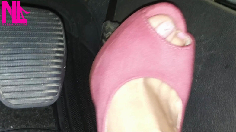 Nyllady: Guida a piedi nudi e vendetta in vividi sandali a...