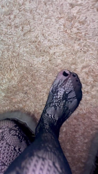 Je Joue Avec Mes Jambes Dans Des Bas Et Des Talons Sexy