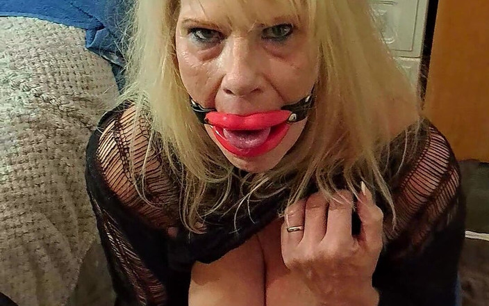 Milf-T: Хлопець з Пейроні все ще дає своїй сексуальній дружині повний рот