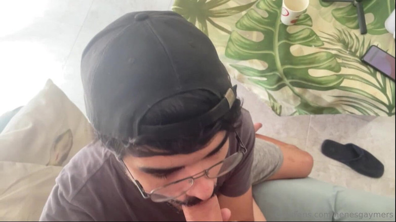 Nenesgaymers: Twink faz seu amigo gozar com um boquete