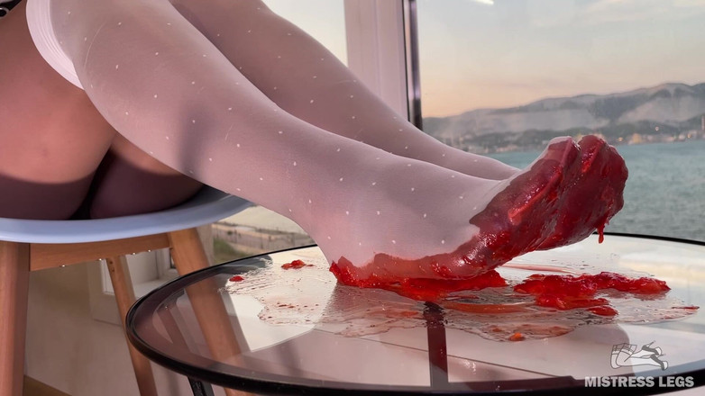 Mistress Legs: Moje nylonowe stopy ściskają sok truskawkowy na szklanym stole