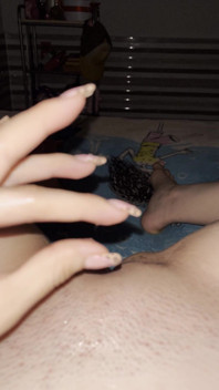 Отчаянно нуждаясь в члене, ей приходится мастурбировать