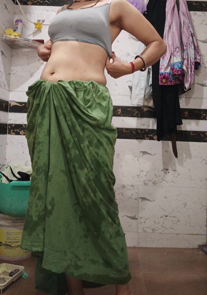 Priyahot77: Priya Bhabi grande pusssy hair show