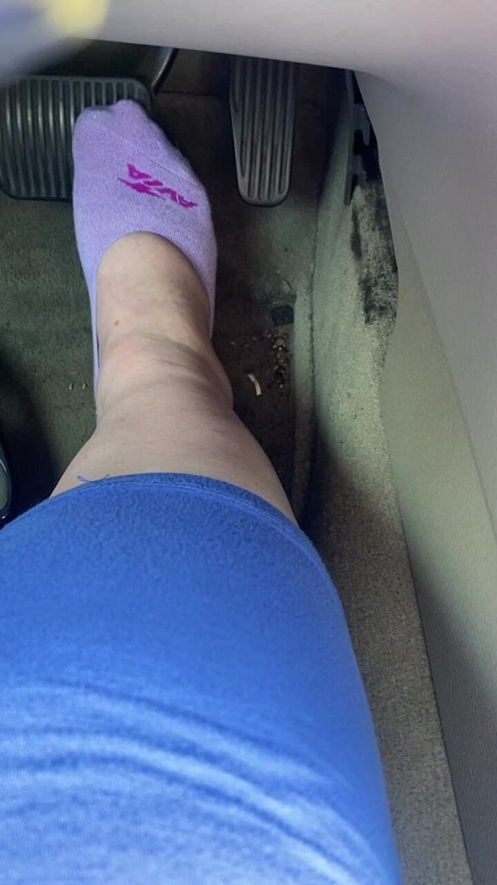 BellaBlast: Педаль накачування в фіолетових шкарпетках