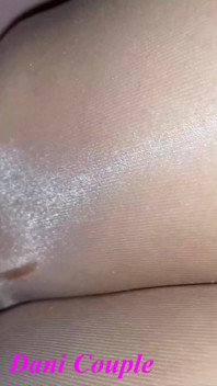 오지는 Tan 팬티 스타킹을 입고 파트너의 섹시한 다리에 큰 자지를 문지르는 Dani
