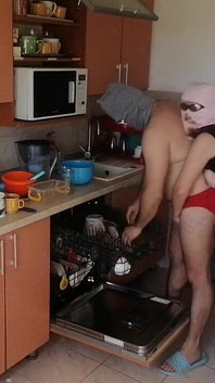 Pár Se Baví V Kuchyni. Sexy Manželka Dělá Domácí Práce V Domě Nahá.
