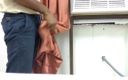 Satin and silky: Aftrekken met oranje satijnen zijdeachtig gordijn op kantoor (36)