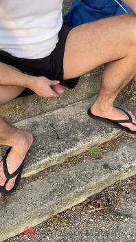 Amatérský hetero chlapec prohrál sázku, že musí vystavovat svého ptáka na ulici a buď chčije nebo stříká