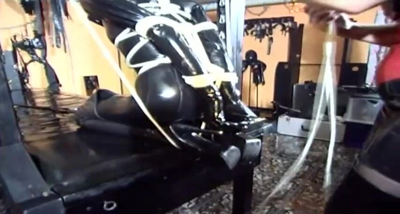Fetish Desire: BDSM กับสาวใส่หน้ากากในชุดยาง