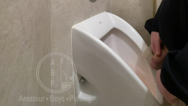 AmateurBoysPissing: Ho Beccato Il Ragazzo Che Piscia Nel Prossimo Orinatoio