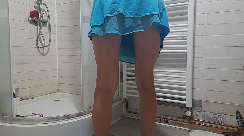 Audrey: Aku pergi ke kamar mandi untuk mencarinya