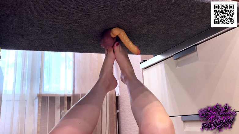 AnnyCandyPainboy: Ragazza con le gambe lunghe calci cazzo e palle sul...