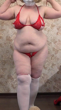성숙한 아내가 크리스마스 파티 준비를 하며 간호사 복장을 입어보고 있다. 그녀가 거기서 섹스하고 싶어 하는 걸까?