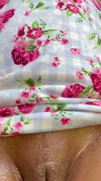Chatte dégoulinante et pisse dans une robe d’été