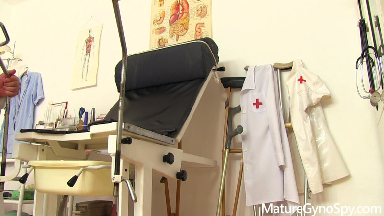 Mature Gyno Spy: Prsatá zralá žena při gynekologické prohlídce