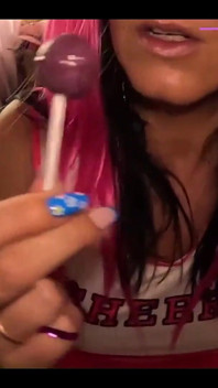 穿着我的粉红色啦啦队长衣服，我在一张装满毛绒玩具的床上挑逗自己。然后被从后面带走，让韦特...