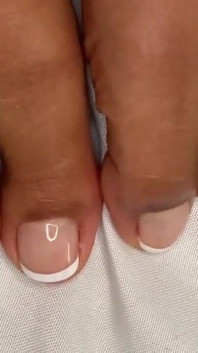 Pink foxx agita le dita dei piedi con una pedicure francese