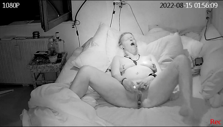 KittieNoOne: La moglie arrapata si masturba per la cam