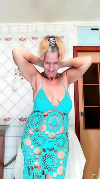 Zábavný striptýz sexy ženy v domácnosti v kuchyni