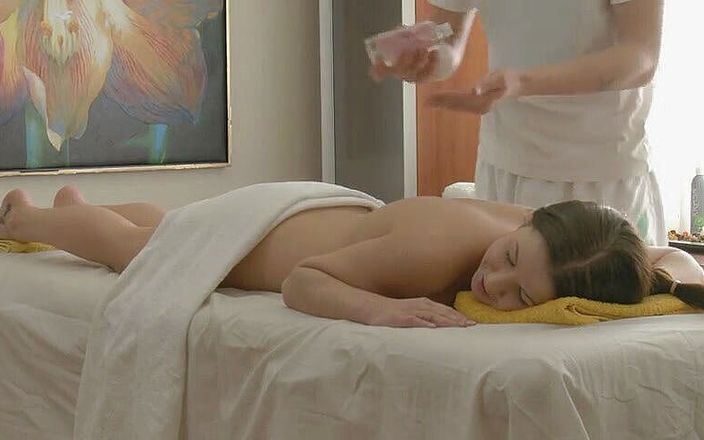 Massage Parlor: Scopata calda su un lettino da massaggio