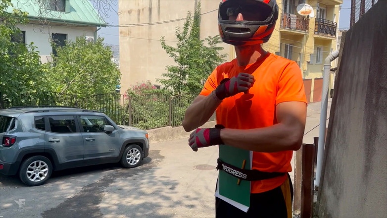 Falcon Al: Curierul a Livrat Un Pachet Neobișnuit Și L-a Prins Pe Geamăn...