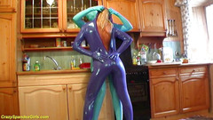 Fetish Islands: Sexy lesbické skutečné spandex kočičí dívky doma