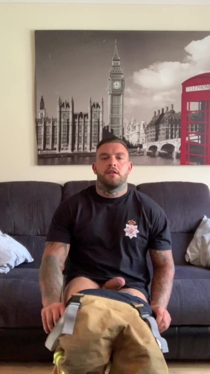 Andyleexxx: Feuerwehrmann Andy kommt