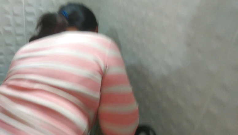 Jhony Cruz: Покоївка виправляла душ, але я трахнув її і наповнив її пизду молоком, мексиканська тінка повія.