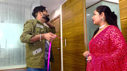 harry1: Hintli terzi bluzunu dikmek için eve geliyor ve sahibini sikiyor