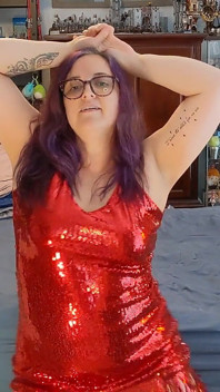 Hotwife tańczy i paski w czerwonej sukience!