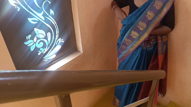 Pushpa studio: 楼梯上的出轨家庭主妇浪漫