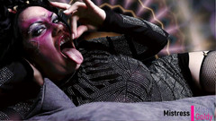 Goddess Misha Goldy: Marrón tarea de inodoro de succubus, ¡el alma tragando y consumiendo...