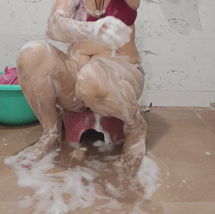 Priya hot 77: Priya la bhabhi show torride dans son bain