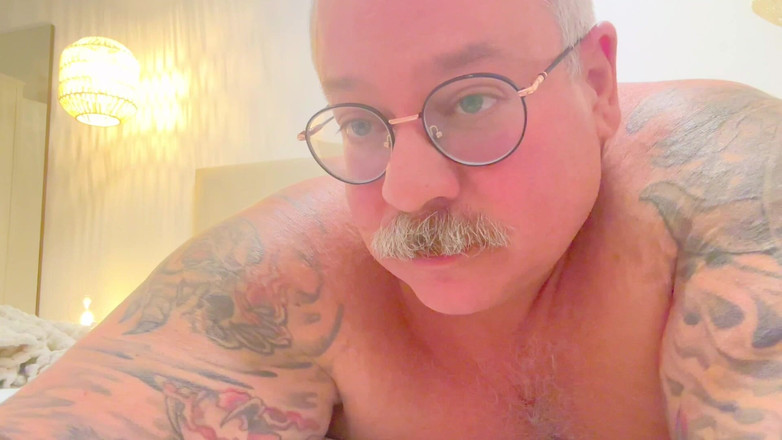 Hand-Free-Daddy-Chub: Kepergok ngocok sama sahabatnya sendiri 23 tahun