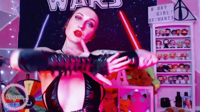 Magnea: La sexy vixen in pelle balla e fa esibizionismo