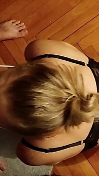 Mon ex-femme salope coquine à genoux suce une bite avec humilité