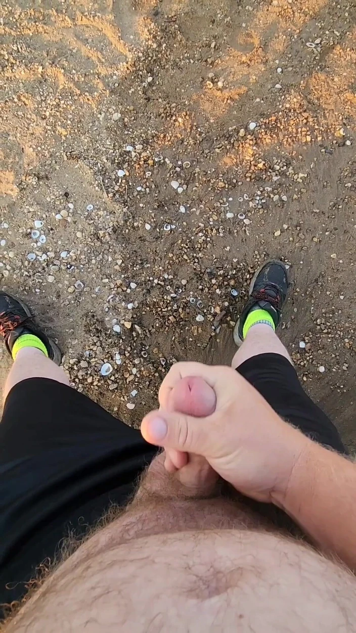 Djk31314: Aku lagi asik muasin memekku sendirian di pantai