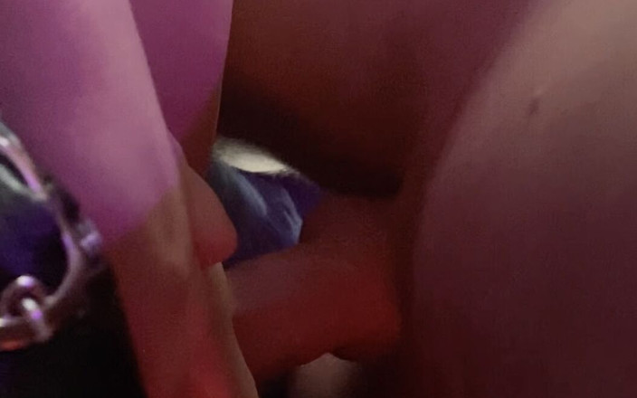 Dogging Tia: Cizinec mě vystříká do kundičky v klubu