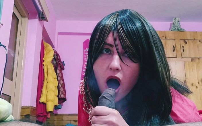 Bolly Karma: Tante seksi ini lagi asik nyepong dan ngentot kontol sambil...