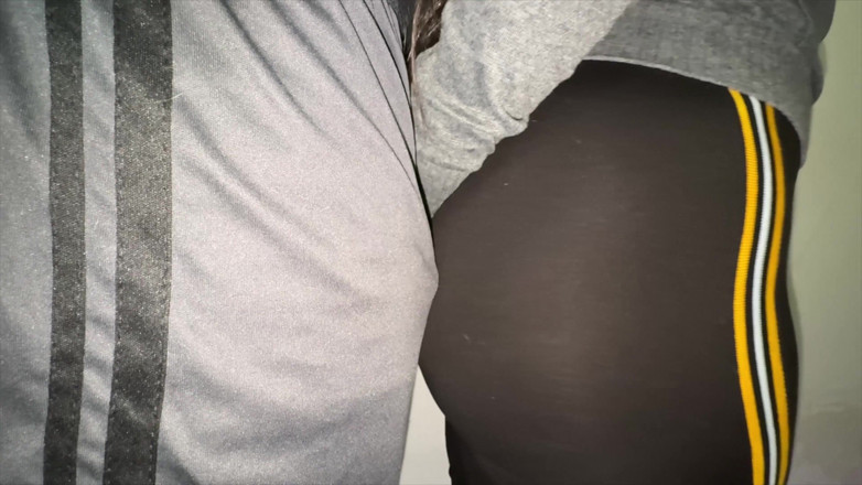 CoupleOfHotSins: Жінка з великою дупою хапає член незнайомця