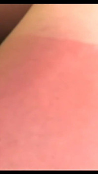 Esmer bikinili hatun yarağını emiyor ve amcığının sikişmesini seviyor