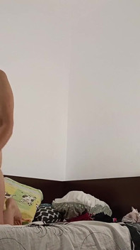 Amatérská žena se baví zkoušením oblečení a řezáním.