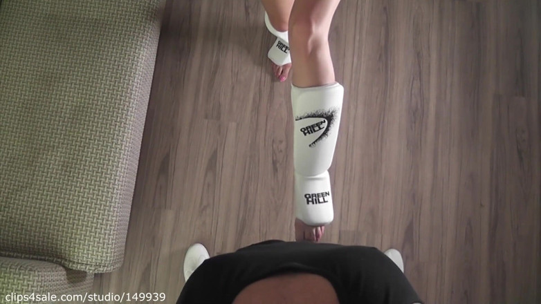 Homemade ballbusting: 私の新しいセクシーな赤いランジェリーの快適さのballbusting-訓練のための仮面奴隷