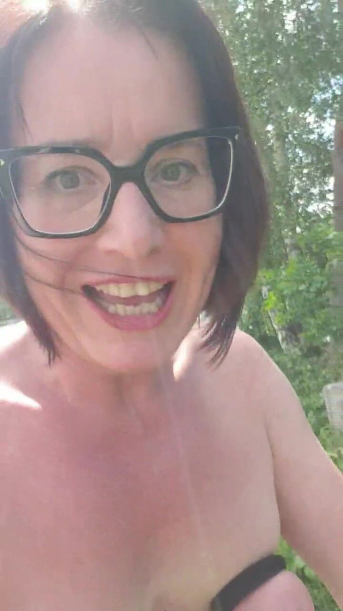 JulieEroticDress: 호수에서 주사기를 들고 달리는 무제한 누드