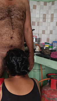 Esposa chupa vecino en la cocina cuando marido no está allí en casa
