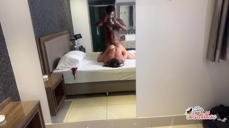 Cleo Cadillac: Velké černé péro mě chtělo naplnit mrdkou, vzalo mě do motelu...