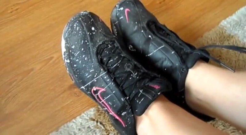 Foot Girls: Blonde beauty showing off her shoes
