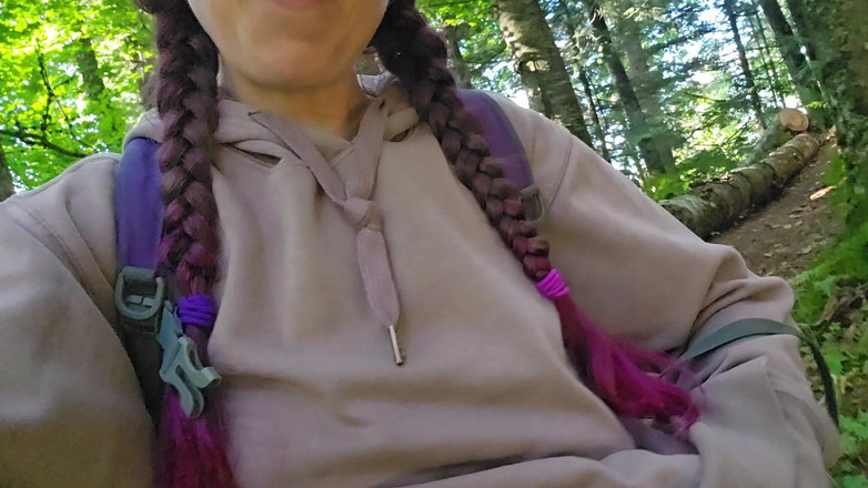 Nerdy_faery: Turista čůrá na kládu