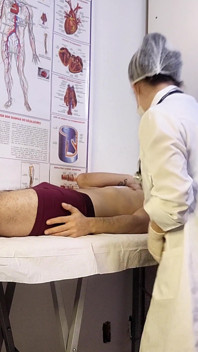 Le patient n’arrive pas à le gérer et se raidit devant l’infirmière pendant l’examen