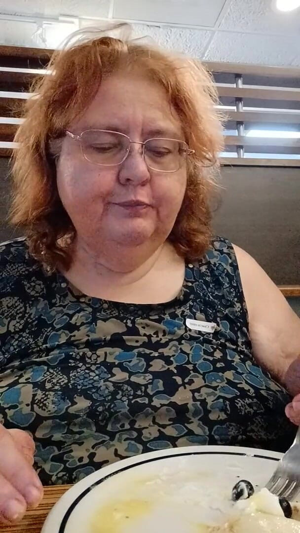 BBW nurse Vicki adventures with friends: Blueberry Crepes und Creme lecker